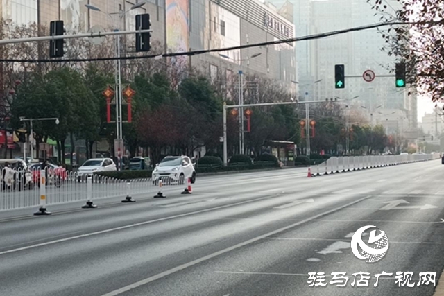 乐山大道加装隔离栏 交通秩序显著改善