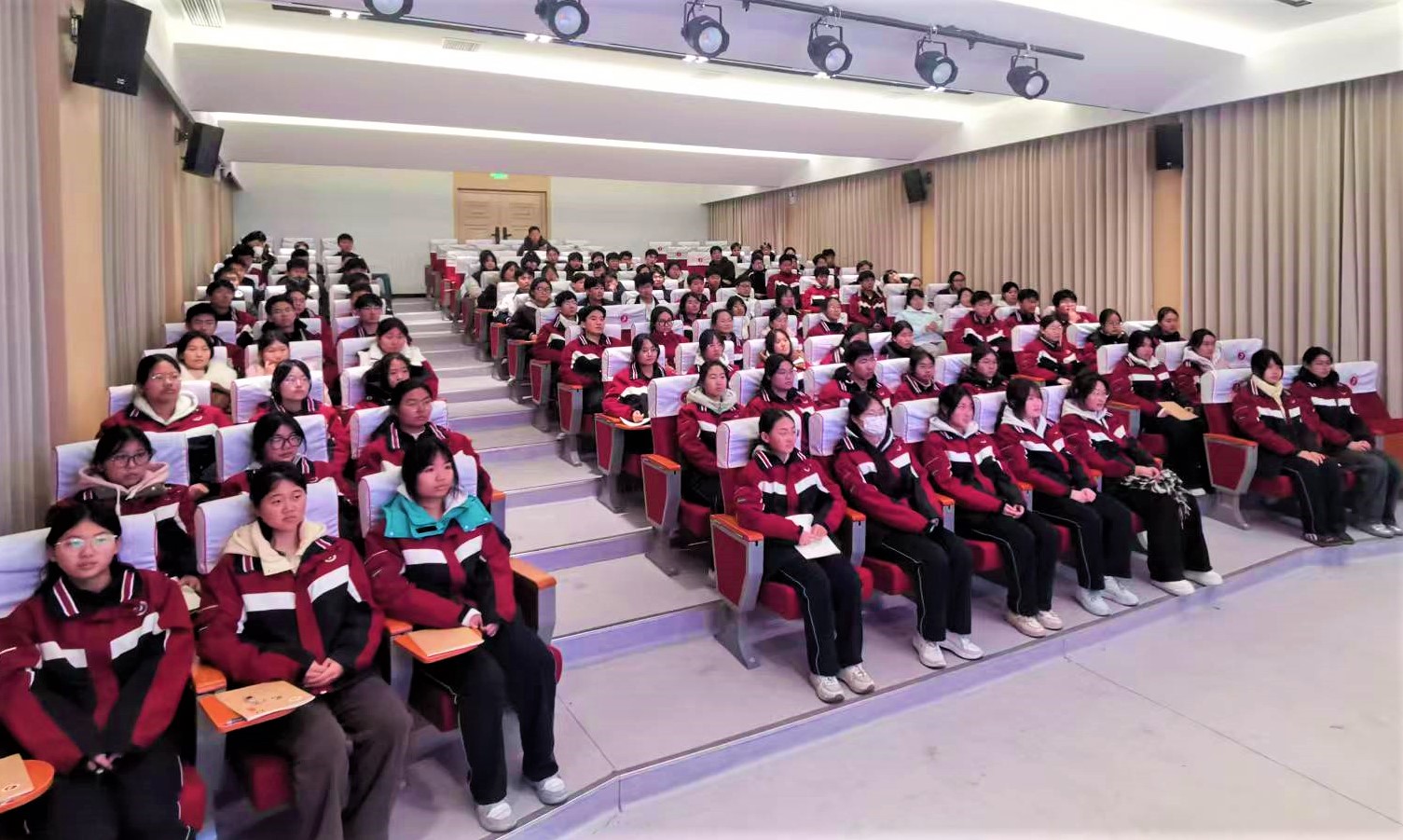 学党史厚植爱国情怀 学英雄坚定理想信念