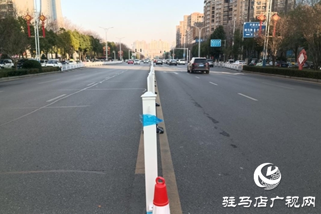 乐山大道加装隔离栏 交通秩序显著改善