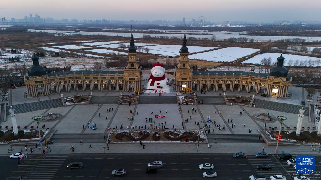 “冰城”大雪人亮相