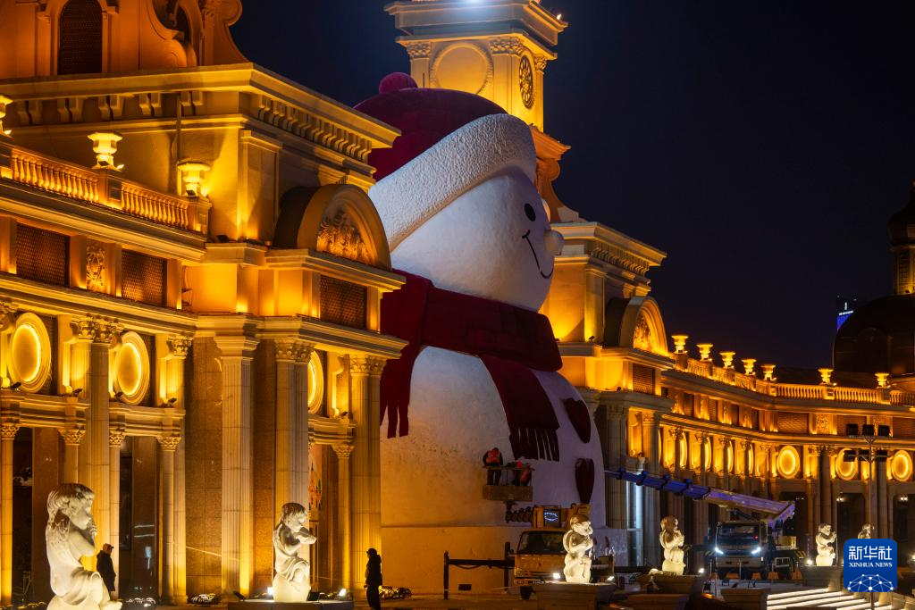 “冰城”大雪人亮相