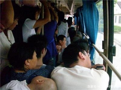 公交车司机急刹车致乘客受伤，谁担责？