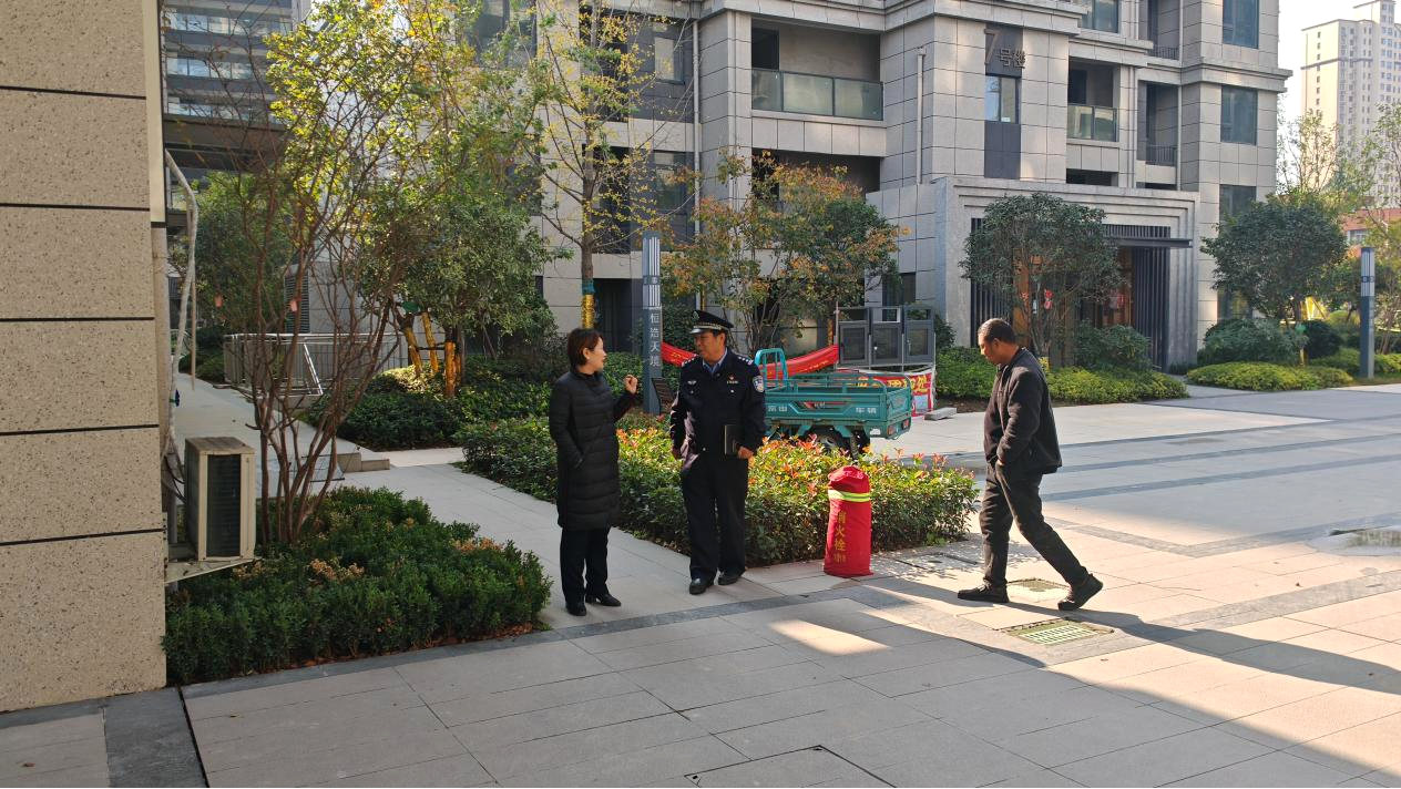 社区里的“暖心守护者” ——记驻马店市公安局示范区分局民警秀立昕