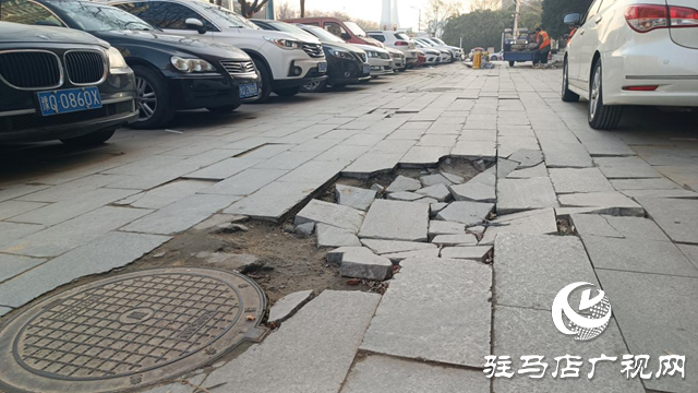 驻马店市区通达路人行道板破损严重 市政部门:将修复并加装阻车桩