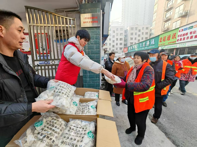 爱心企业送饺子 冬至暖意传驿城
