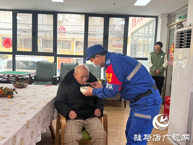 情满冬至 天中救援队慰问敬老院老人
