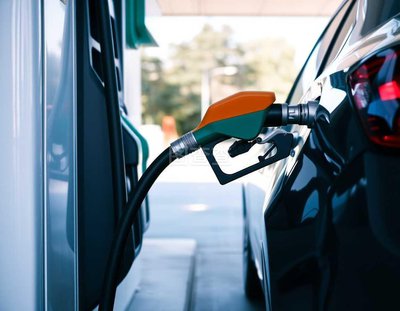 2025年成品油价或“三连跌”收官，加满一箱少花6.5元