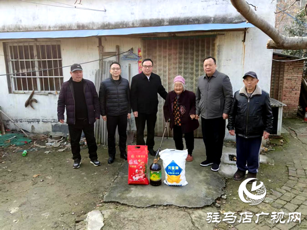 暖冬物资送上门 文明实践暖民心——平舆县新时代文明实践中心走进辛店乡闫庄村
