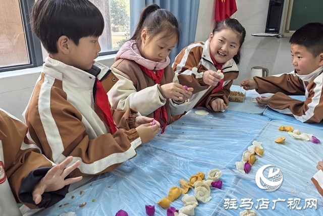 驻马店市金雀路小学开展包饺子主题活动