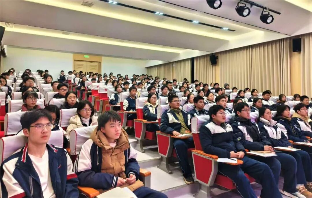 驻马店市第三高级中学举办入团积极分子培训讲座