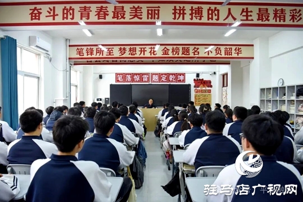 平舆县委副书记、县长李磊为县二高师生讲授思政课