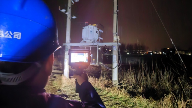 国网泌阳县供电公司:夜间测温保供电 寒冬守护“不打烊”