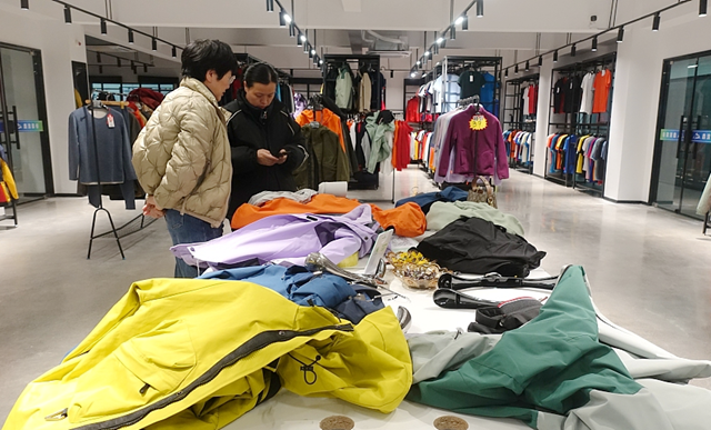 从“跟风买”到“主动选” 国产三合一冲锋衣成驻马店消费新宠