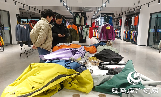 从“跟风买”到“主动选” 国产三合一冲锋衣成驻马店消费新宠