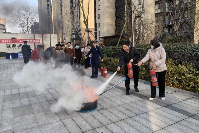 驻马店市城乡一体化示范区消防救援大队开展“消防安全伴我行”主题宣传活动