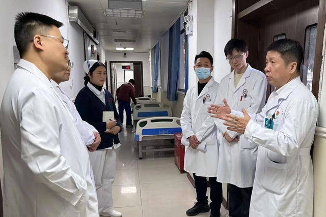 “聚焦织网 同质发展”驻马店市中心医院专家团走进平舆县中医院