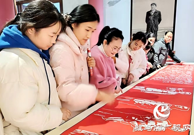 确山红色记忆馆：一刀一剪忆峥嵘 56米长卷敬伟人