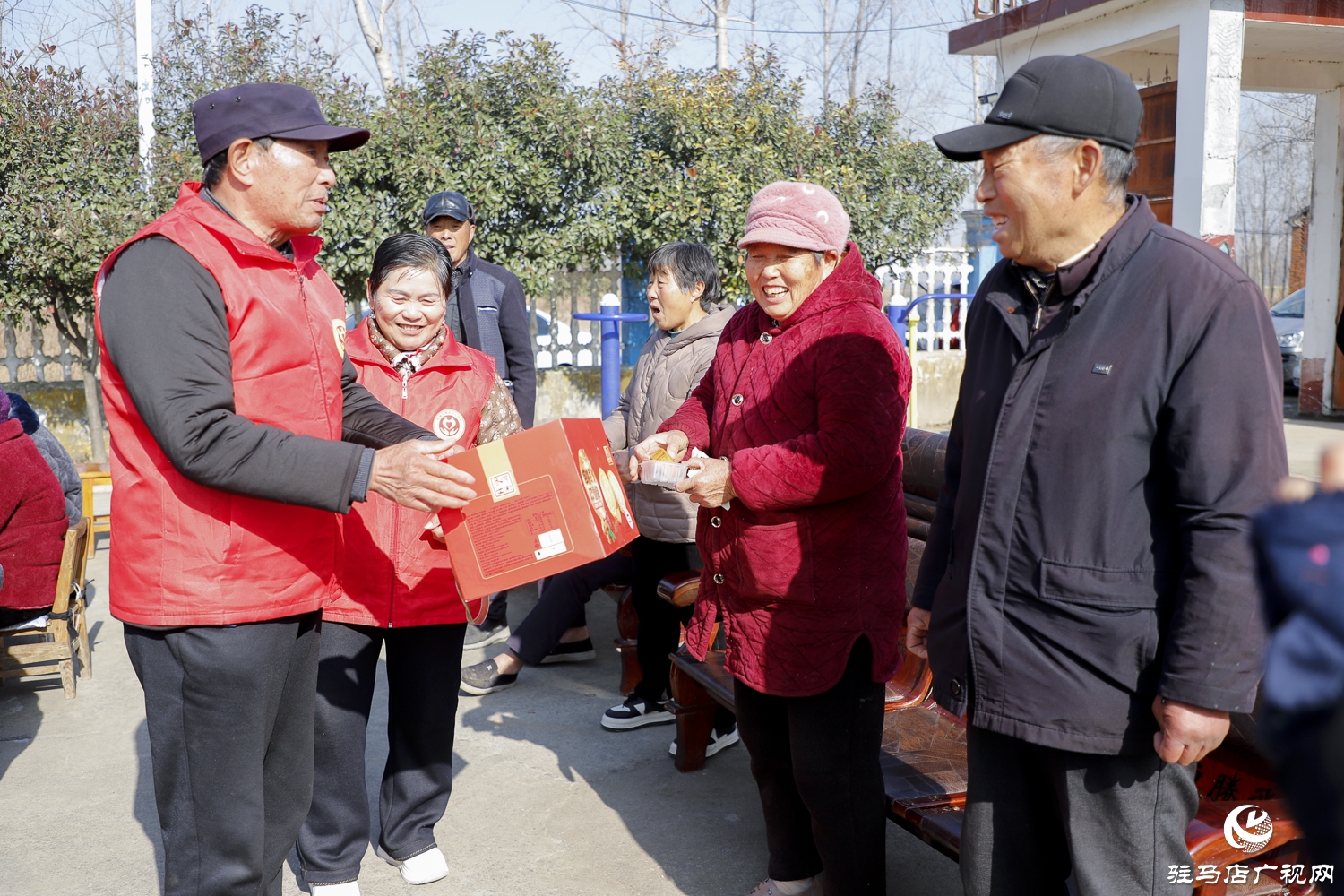 正阳县：冬日送温情 好人暖夕阳