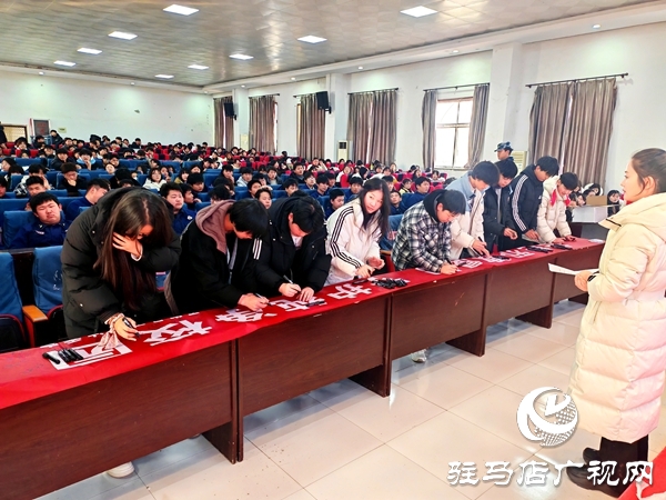 平舆县委政法委组织反邪教宣传进校园 筑牢青春防护墙