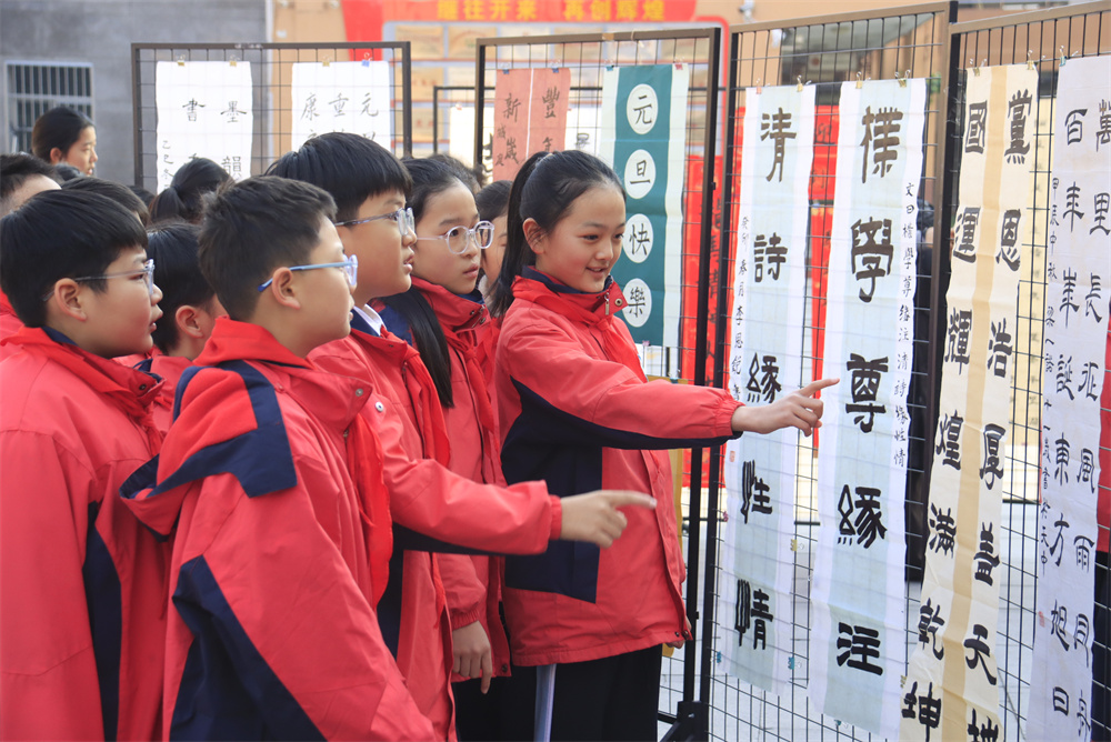 驻马店第二实验小学举行喜迎元旦师生书法比赛