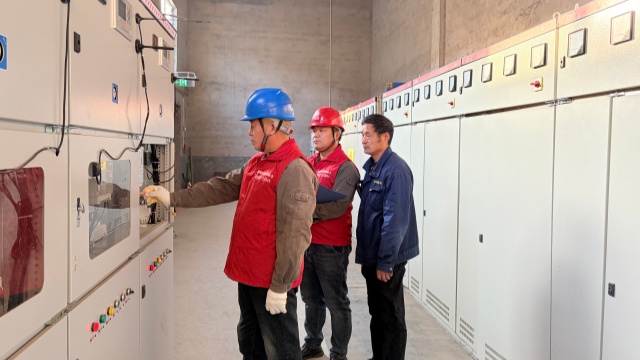 国网确山县供电公司:寒冬送服务 电暖企业心