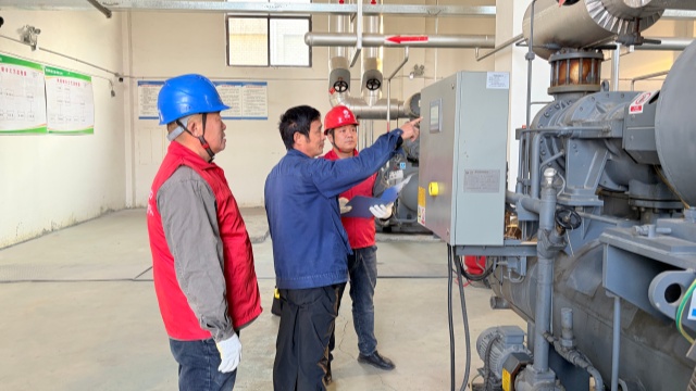 国网确山县供电公司:寒冬送服务 电暖企业心