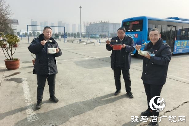 暖冬饺子香 情系公交人