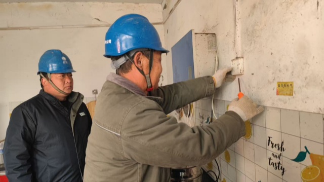 国网泌阳县供电公司:走村入户查隐患 冬季用电更安全