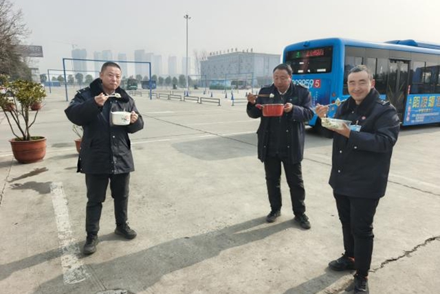 暖冬饺子香 情系公交人