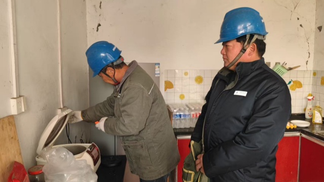 国网泌阳县供电公司:走村入户查隐患 冬季用电更安全