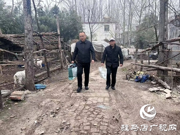 河南省平舆县中等职业学校学校开展献爱心送温暖活动