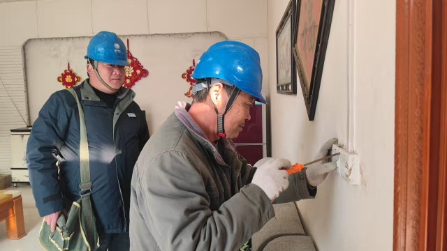 国网泌阳县供电公司:走村入户查隐患 冬季用电更安全