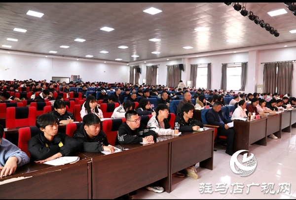 平舆县政协主席李志娴走进县职业中专为全校师生讲授思政课