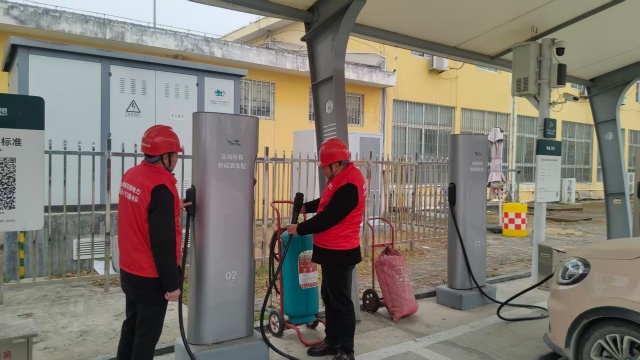 国网泌阳县供电公司:“体检”充电桩 为绿色出行充满电