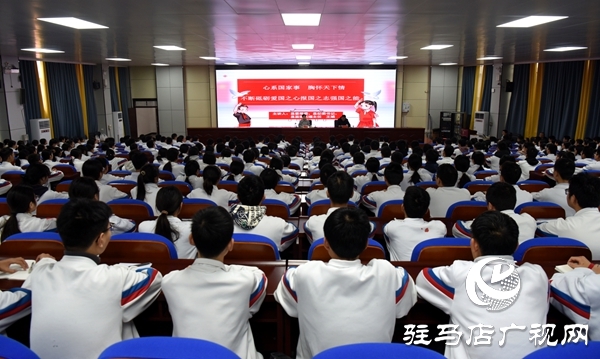 平舆县委常委、纪委书记王娟为县第二初级中学师生讲授思政课