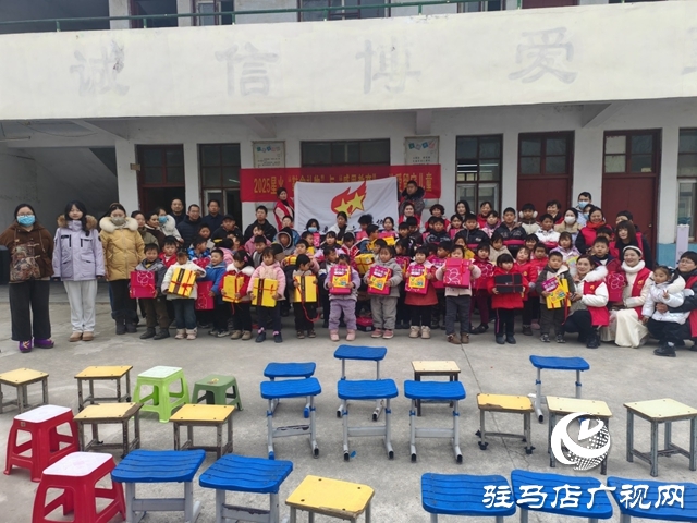 平舆星火志愿者为乡村儿童送上跨年暖心礼