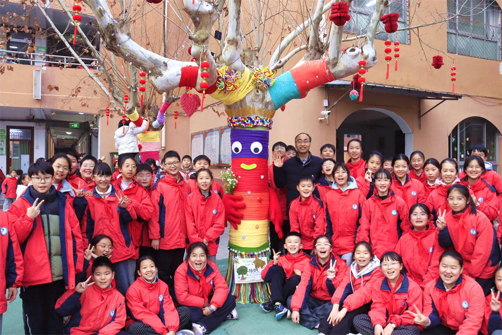 驻马店第二实验小学开展树木守护与生态艺术创作美术实践活动