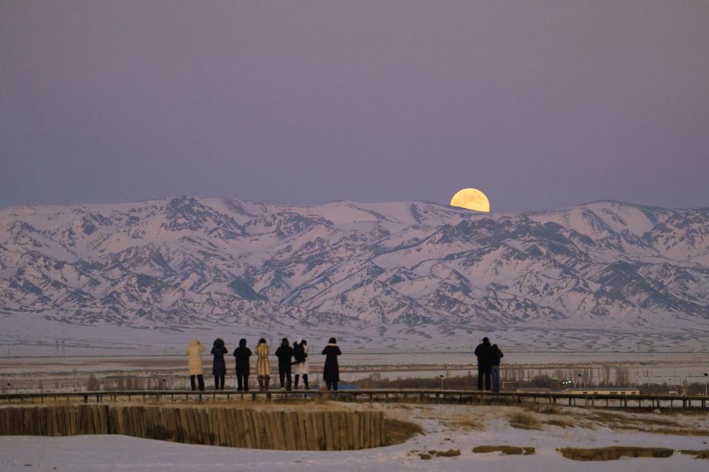 2026“星空剧场”拉开帷幕：超级月亮与流星雨共绘新年“浪漫”夜