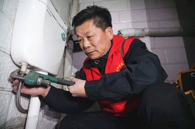 【天中光荣榜】闵建功：43年义务服务“点亮”一座城