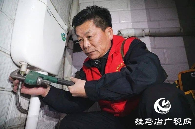 【天中光荣榜】闵建功:43年义务服务“点亮”一座城