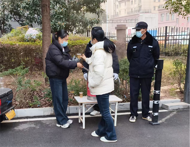  经济开发区翟庄居委会联合小区开展“”三九寒天往外走，一杯姜茶暖你手”冬日暖心活动