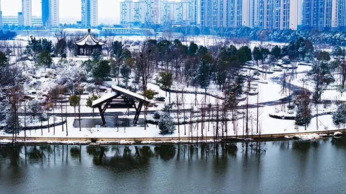 雪落玉湖 如诗如画