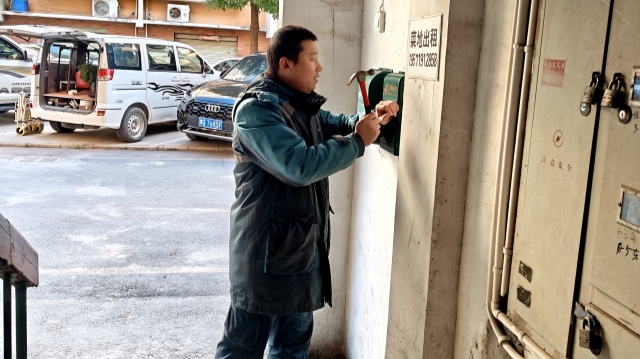 　用脚步丈量责任以真心传递温暖  　　&mdash;&mdash;驻马店市邮政分公司投递员李栋的11年坚守