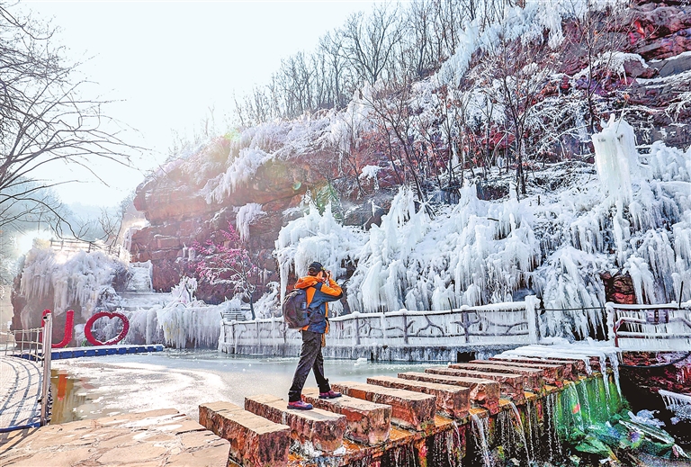 飞瀑流水结冰挂，真美