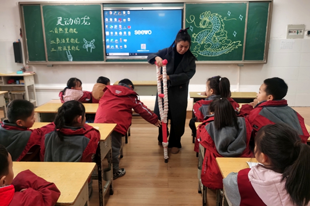 彭洁琼：五彩拐杖映初心 匠心师者育芬芳