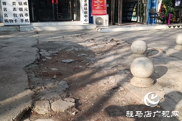 驻马店:乐山大道路面破损 政企联动及时修复
