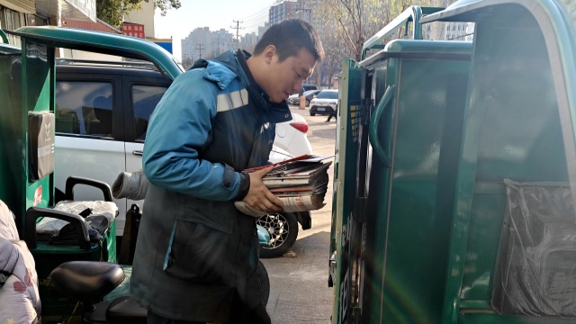 　用脚步丈量责任以真心传递温暖  　　&mdash;&mdash;驻马店市邮政分公司投递员李栋的11年坚守