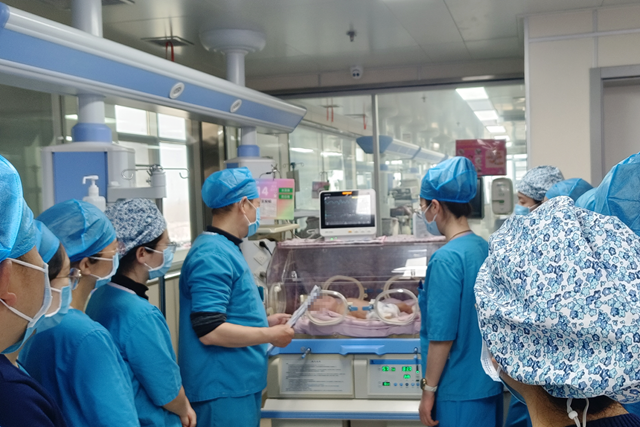 出生体重不足千克、呼吸衰竭……曾被医院拒收的早产宝宝康复了