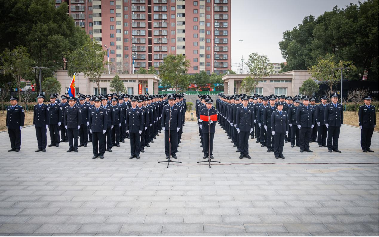 驻马店市公安局经济开发区分局隆重举行 2026年警察节升旗宣誓仪式