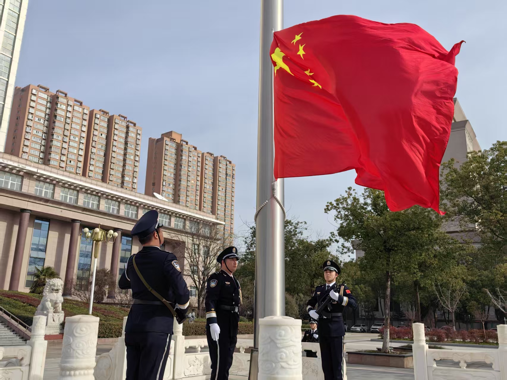 致敬中国人民警察节!驻马店市公安局举办升国旗迎警旗仪式暨警营开放日活动